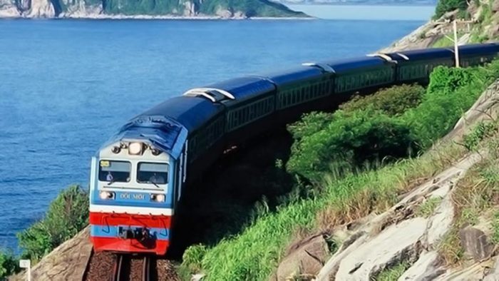 Có nhiều phương tiện để di chuyển đến Hải Hòa như tàu hỏa, xe bus